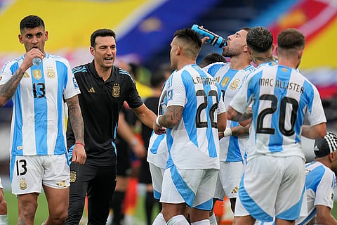 2026 FIFA World Cup Qualifying, Colombia vs Argentina: Argentina's coach Lionel Scaloni, center, talks to players 